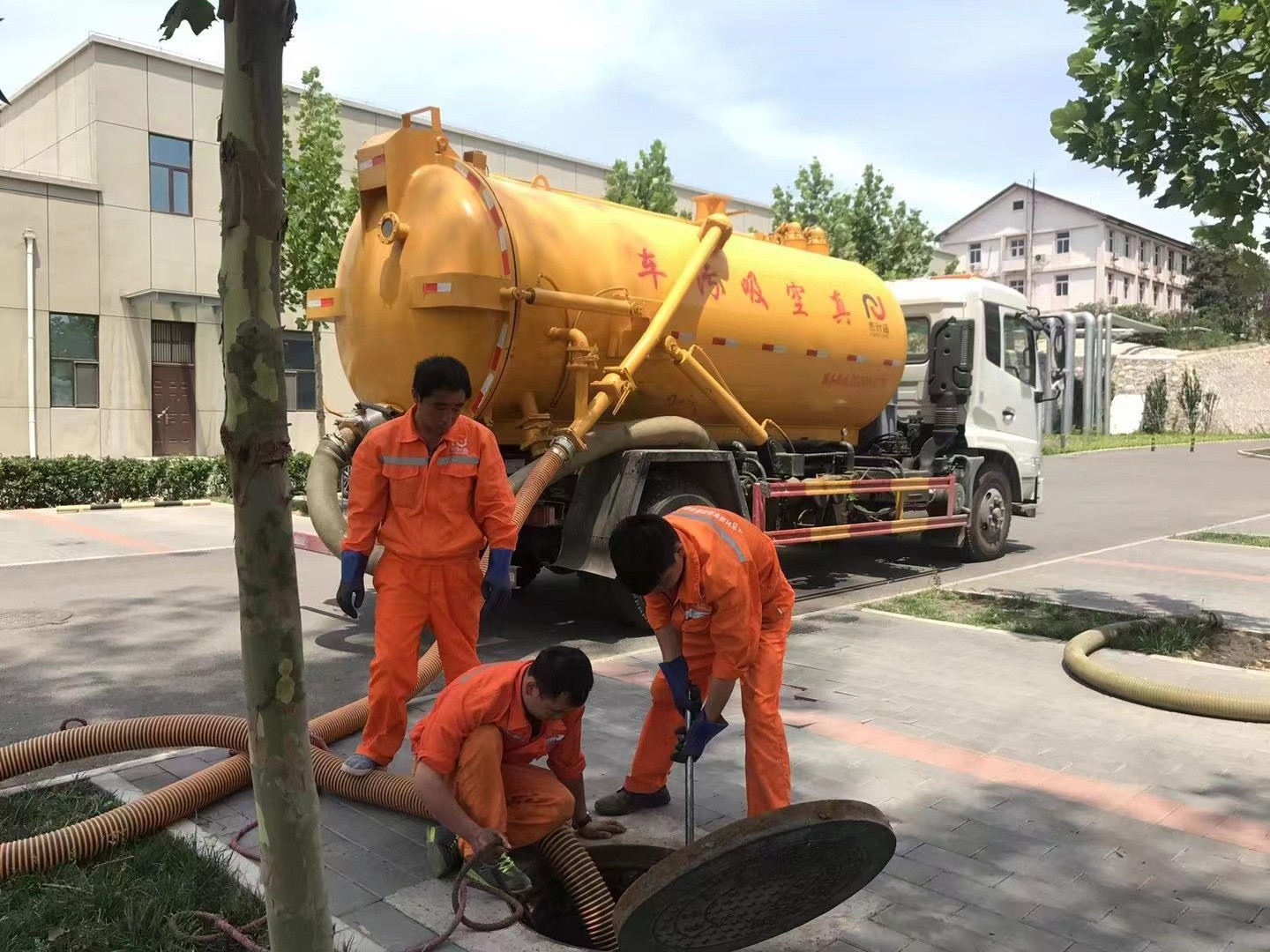 溪湖管道疏通车停在窨井附近