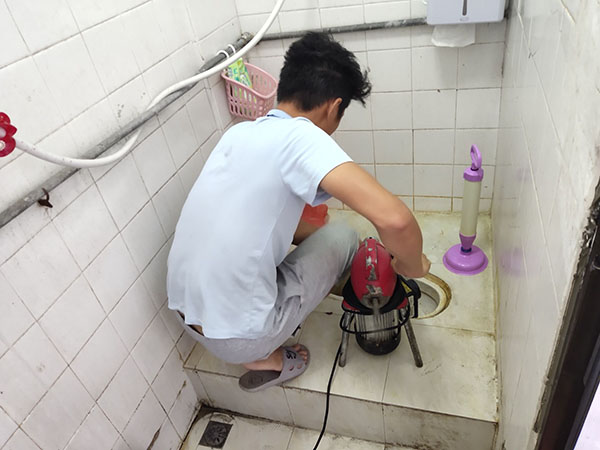 溪湖管道堵塞冒臭气 专业师傅现场解决问题