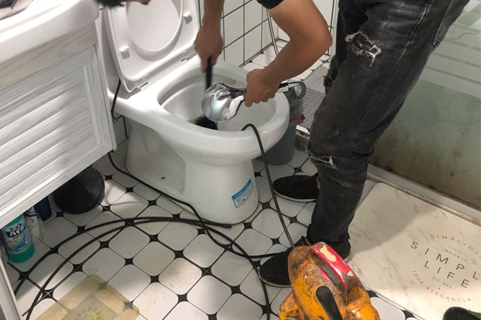 溪湖马桶堵塞自己疏通还是找师傅?专业上门服务让你省时更省心